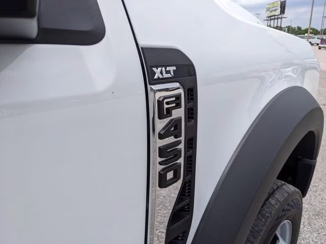 2026 Oxford White Ford Super Duty F-450 DRW XLT 4X4 Chassis