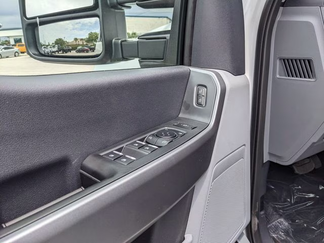 2026 Oxford White Ford Super Duty F-450 DRW XLT 4X4 Chassis