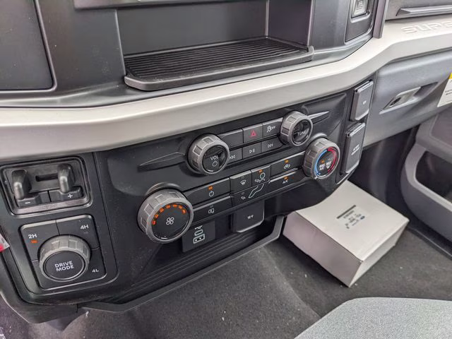 2026 Oxford White Ford Super Duty F-450 DRW XLT 4X4 Chassis