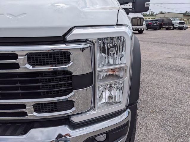 2026 Oxford White Ford Super Duty F-450 DRW XLT 4X4 Chassis