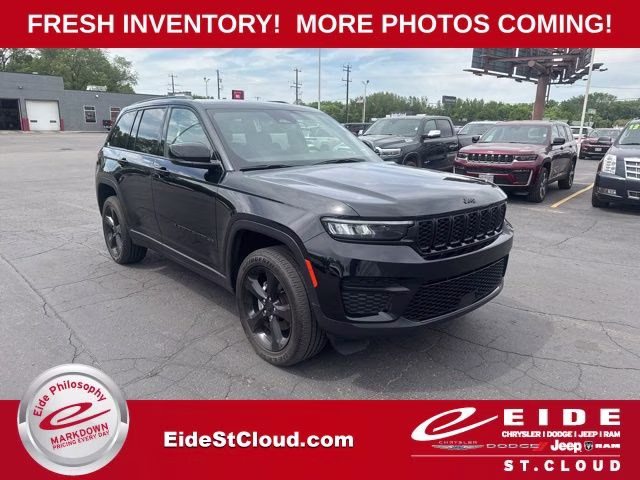 2024 Diamond Black Crystal Pearlcoat Jeep Grand Cherokee Altitude X 4X4 SUV