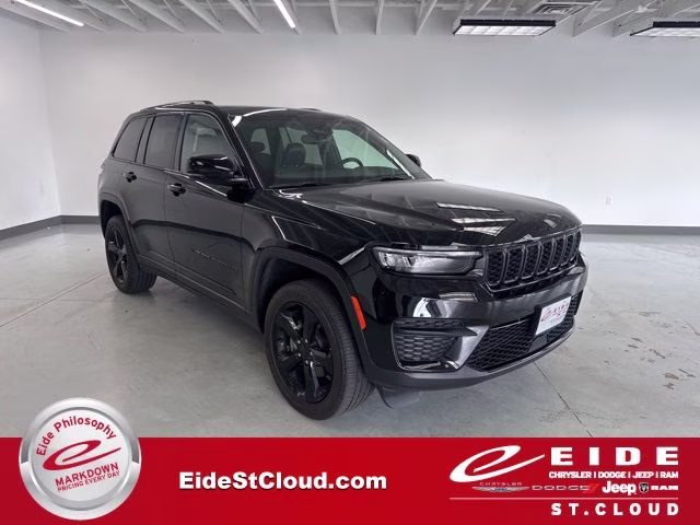 2024 Diamond Black Crystal Pearlcoat Jeep Grand Cherokee Altitude X 4X4 SUV