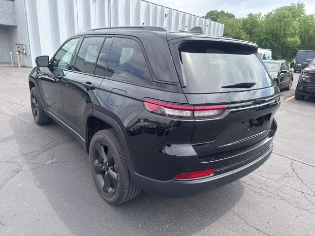2024 Diamond Black Crystal Pearlcoat Jeep Grand Cherokee Altitude X 4X4 SUV
