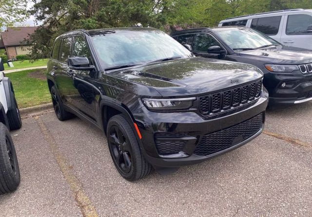2024 Diamond Black Crystal Pearlcoat Jeep Grand Cherokee Altitude X 4X4 SUV
