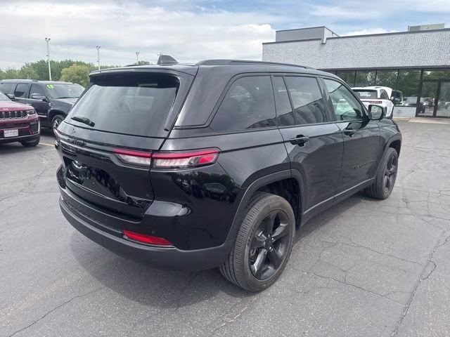 2024 Diamond Black Crystal Pearlcoat Jeep Grand Cherokee Altitude X 4X4 SUV