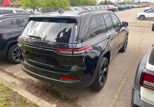 2024 Diamond Black Crystal Pearlcoat Jeep Grand Cherokee Altitude X 4X4 SUV