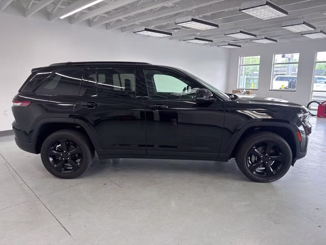 2024 Diamond Black Crystal Pearlcoat Jeep Grand Cherokee Altitude X 4X4 SUV