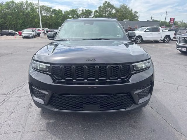 2024 Diamond Black Crystal Pearlcoat Jeep Grand Cherokee Altitude X 4X4 SUV