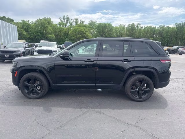 2024 Diamond Black Crystal Pearlcoat Jeep Grand Cherokee Altitude X 4X4 SUV