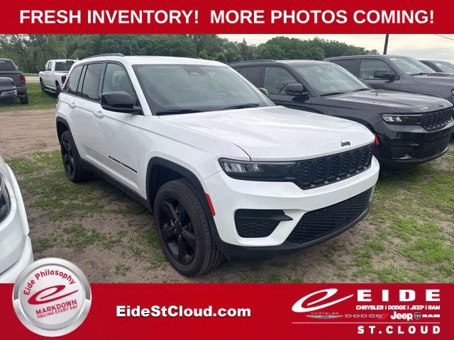 2024 Bright White Clearcoat Jeep Grand Cherokee Altitude X 4X4 SUV