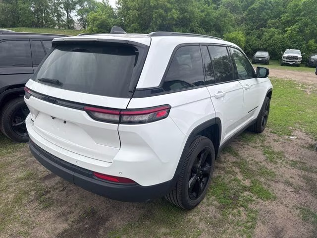 2024 Bright White Clearcoat Jeep Grand Cherokee Altitude X 4X4 SUV