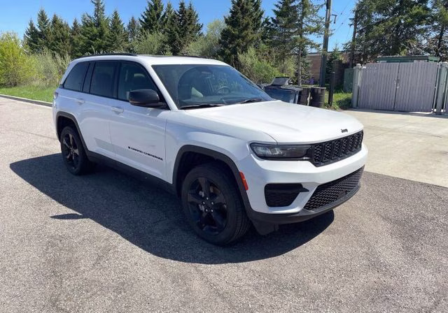 2024 Bright White Clearcoat Jeep Grand Cherokee Altitude X 4X4 SUV