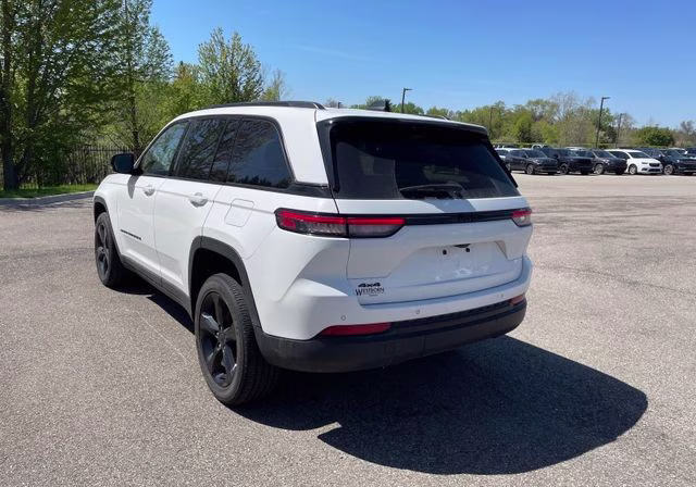 2024 Bright White Clearcoat Jeep Grand Cherokee Altitude X 4X4 SUV