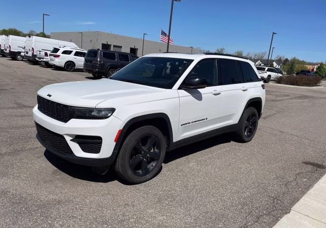 2024 Bright White Clearcoat Jeep Grand Cherokee Altitude X 4X4 SUV