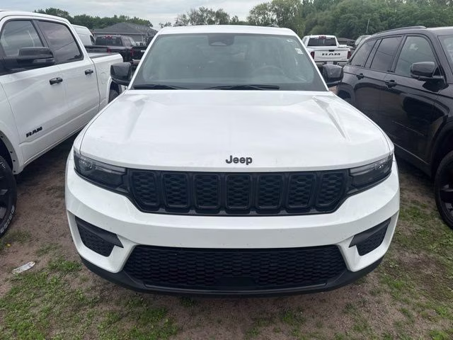 2024 Bright White Clearcoat Jeep Grand Cherokee Altitude X 4X4 SUV