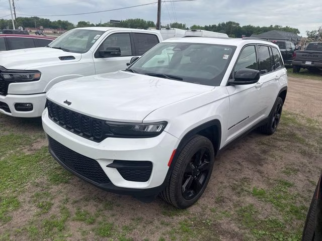 2024 Bright White Clearcoat Jeep Grand Cherokee Altitude X 4X4 SUV