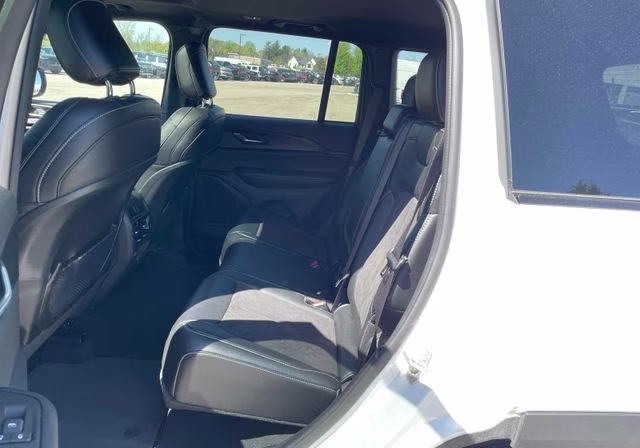 2024 Bright White Clearcoat Jeep Grand Cherokee Altitude X 4X4 SUV