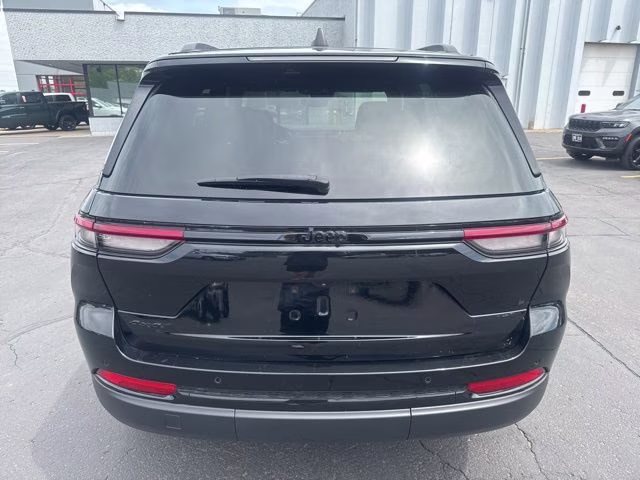 2024 Diamond Black Crystal Pearlcoat Jeep Grand Cherokee Altitude X 4X4 SUV