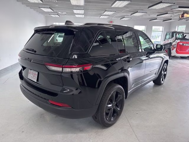 2024 Diamond Black Crystal Pearlcoat Jeep Grand Cherokee Altitude X 4X4 SUV