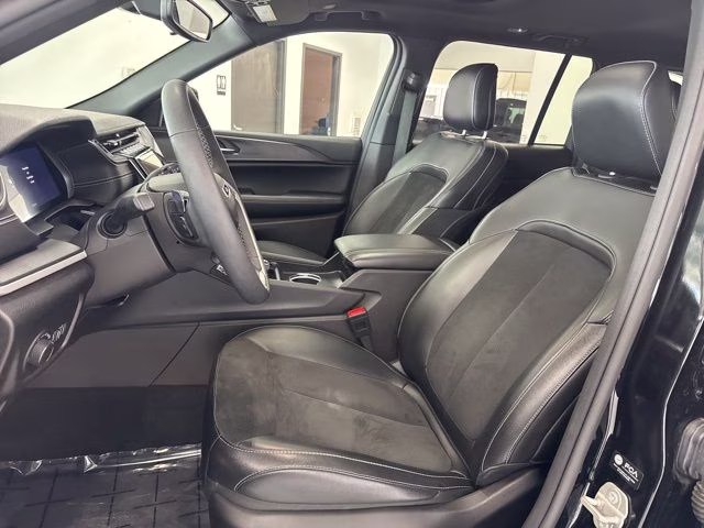 2024 Diamond Black Crystal Pearlcoat Jeep Grand Cherokee Altitude X 4X4 SUV