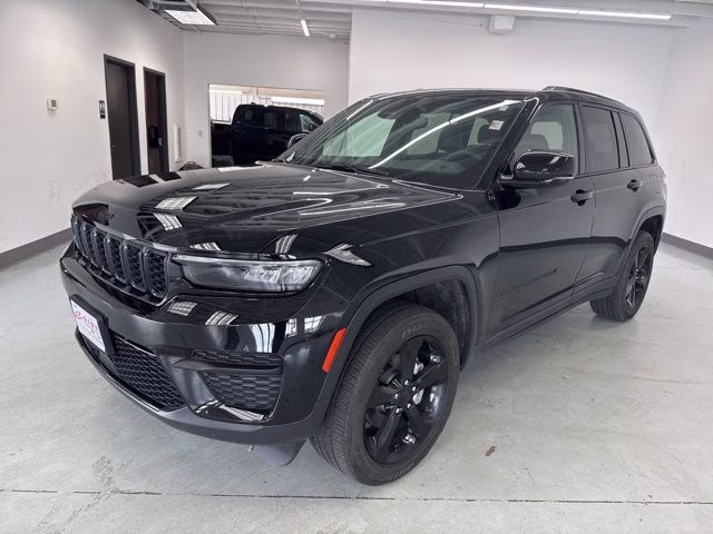 2024 Diamond Black Crystal Pearlcoat Jeep Grand Cherokee Altitude X 4X4 SUV