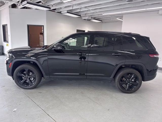 2024 Diamond Black Crystal Pearlcoat Jeep Grand Cherokee Altitude X 4X4 SUV
