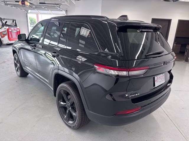 2024 Diamond Black Crystal Pearlcoat Jeep Grand Cherokee Altitude X 4X4 SUV
