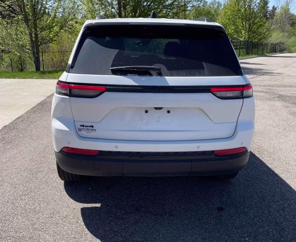 2024 Bright White Clearcoat Jeep Grand Cherokee Altitude X 4X4 SUV