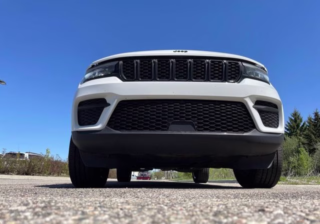 2024 Bright White Clearcoat Jeep Grand Cherokee Altitude X 4X4 SUV