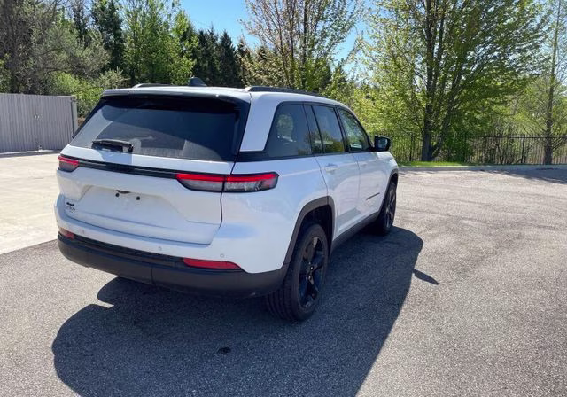 2024 Bright White Clearcoat Jeep Grand Cherokee Altitude X 4X4 SUV