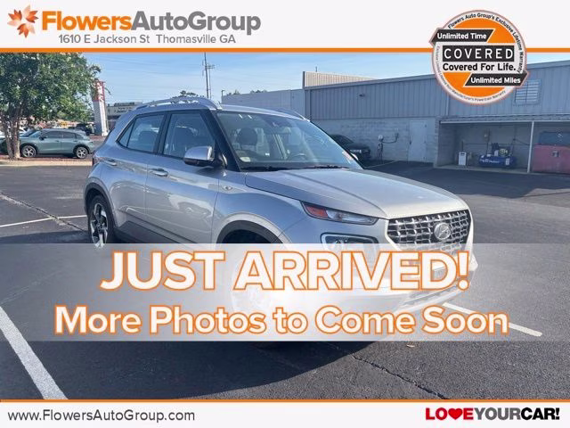 2025 Shimmering Silver Hyundai Venue SEL FWD SUV