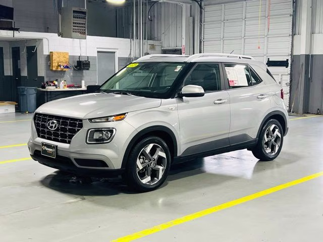2025 Shimmering Silver Hyundai Venue SEL FWD SUV