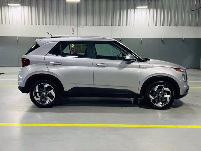 2025 Shimmering Silver Hyundai Venue SEL FWD SUV