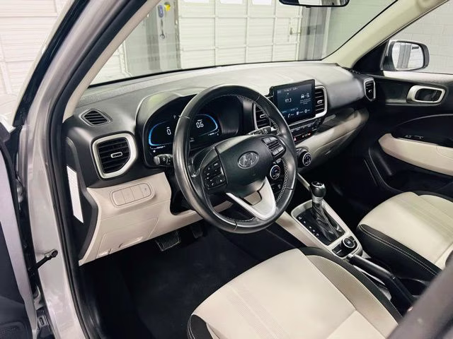 2025 Shimmering Silver Hyundai Venue SEL FWD SUV