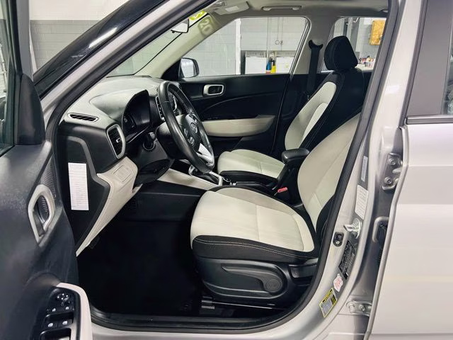 2025 Shimmering Silver Hyundai Venue SEL FWD SUV