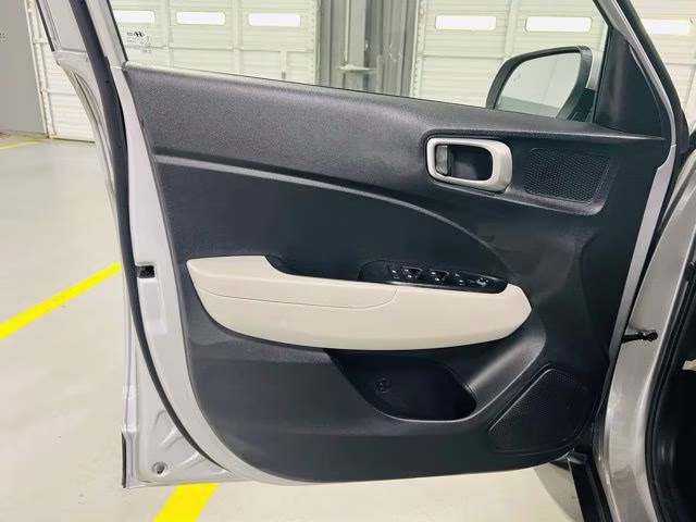 2025 Shimmering Silver Hyundai Venue SEL FWD SUV