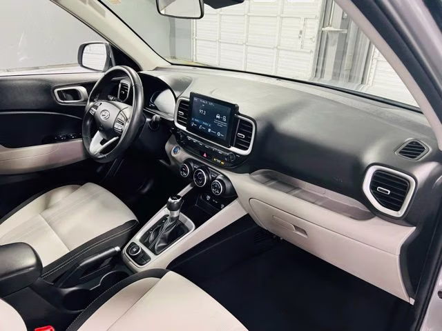 2025 Shimmering Silver Hyundai Venue SEL FWD SUV