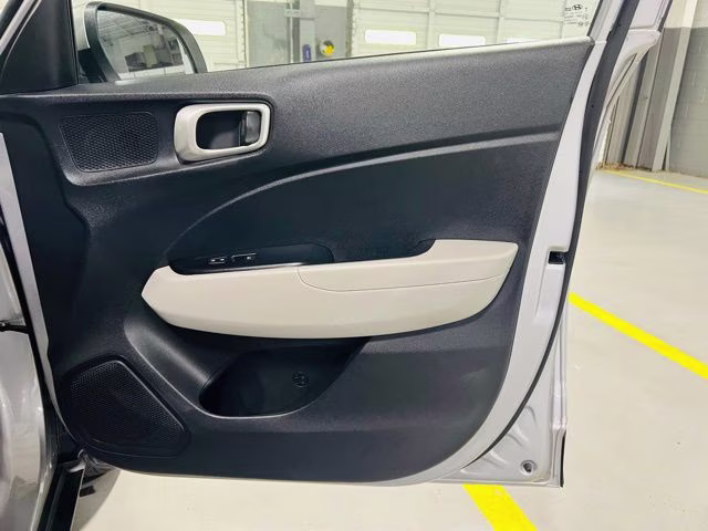 2025 Shimmering Silver Hyundai Venue SEL FWD SUV