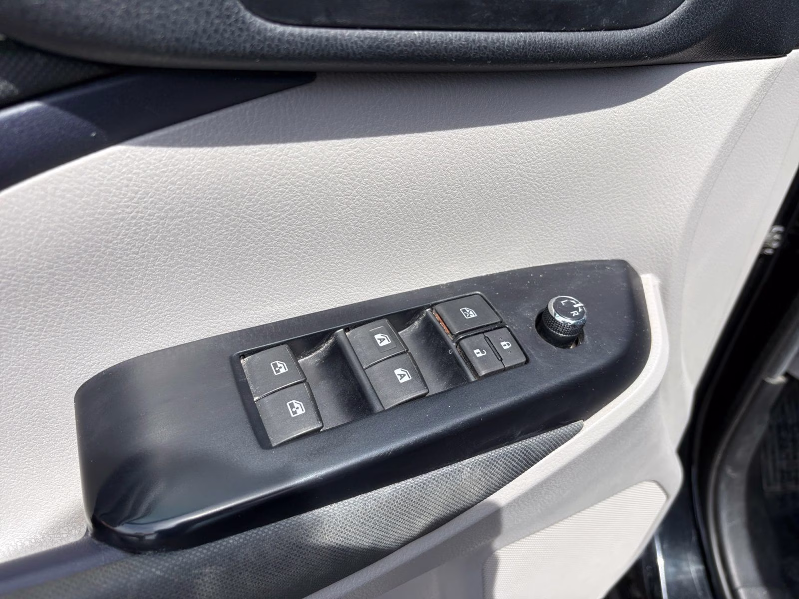 2019 Midnight Black Metallic Toyota Highlander Hybrid LE AWD SUV