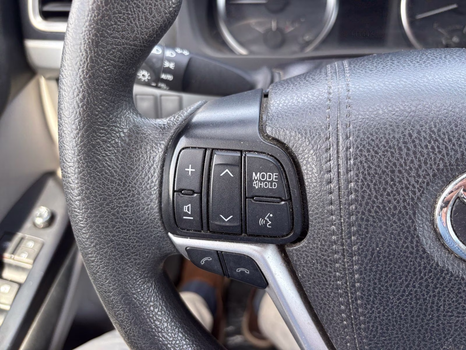 2019 Midnight Black Metallic Toyota Highlander Hybrid LE AWD SUV