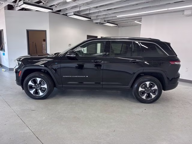 2022 Diamond Black Crystal Pearlcoat Jeep Grand Cherokee 4xe 4X4 SUV