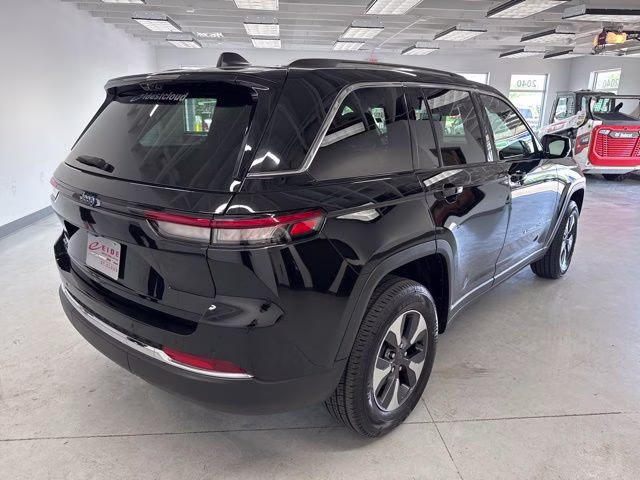 2022 Diamond Black Crystal Pearlcoat Jeep Grand Cherokee 4xe 4X4 SUV