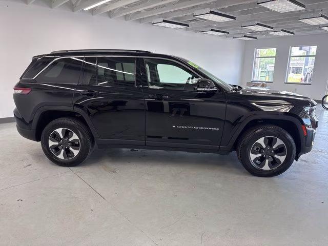 2022 Diamond Black Crystal Pearlcoat Jeep Grand Cherokee 4xe 4X4 SUV