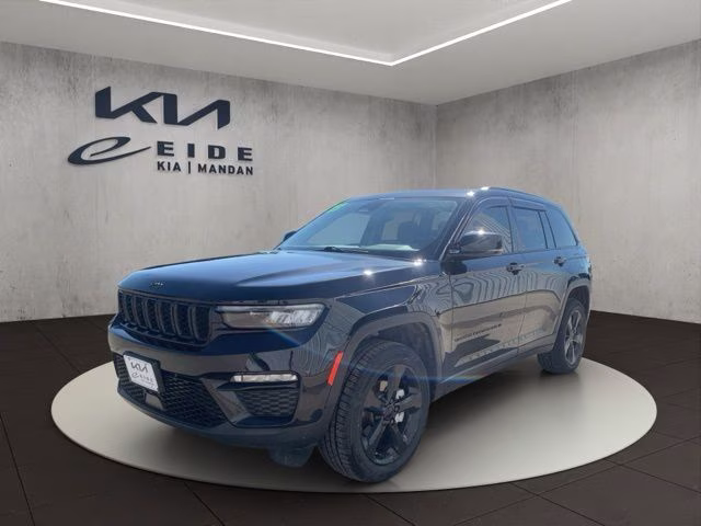 2023 Diamond Black Crystal Pearlcoat Jeep Grand Cherokee Limited 4X4 SUV