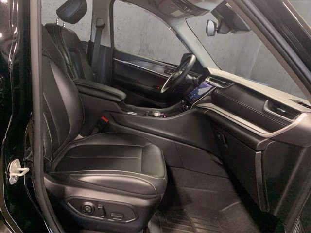 2023 Diamond Black Crystal Pearlcoat Jeep Grand Cherokee Limited 4X4 SUV