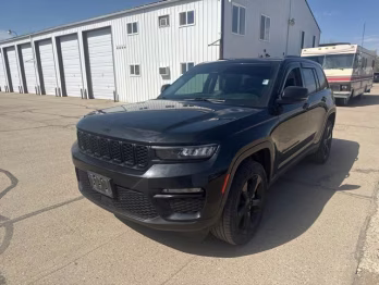 2023 Diamond Black Crystal Pearlcoat Jeep Grand Cherokee Limited 4X4 SUV