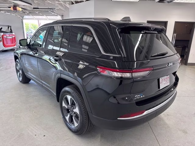 2022 Diamond Black Crystal Pearlcoat Jeep Grand Cherokee 4xe 4X4 SUV