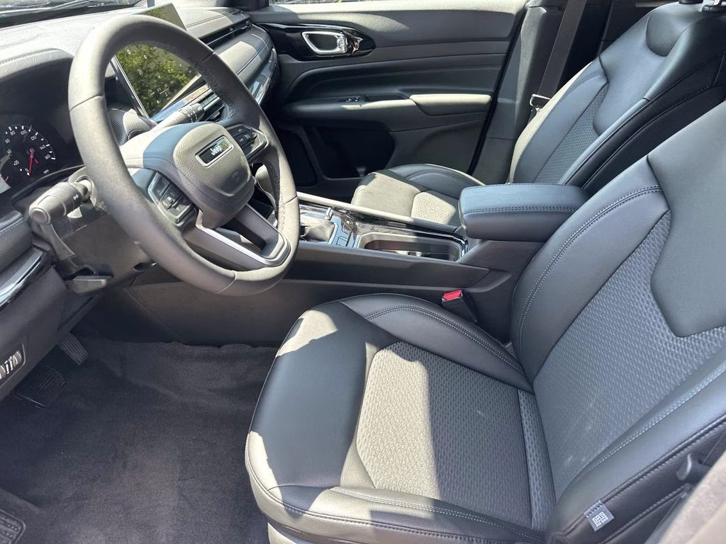 2026 Silver Zynith Metallic Clearcoat Jeep Compass Latitude 4X4 SUV