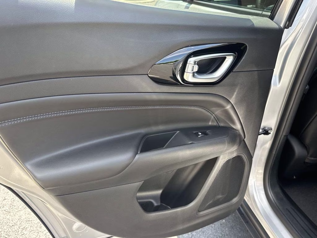 2026 Silver Zynith Metallic Clearcoat Jeep Compass Latitude 4X4 SUV