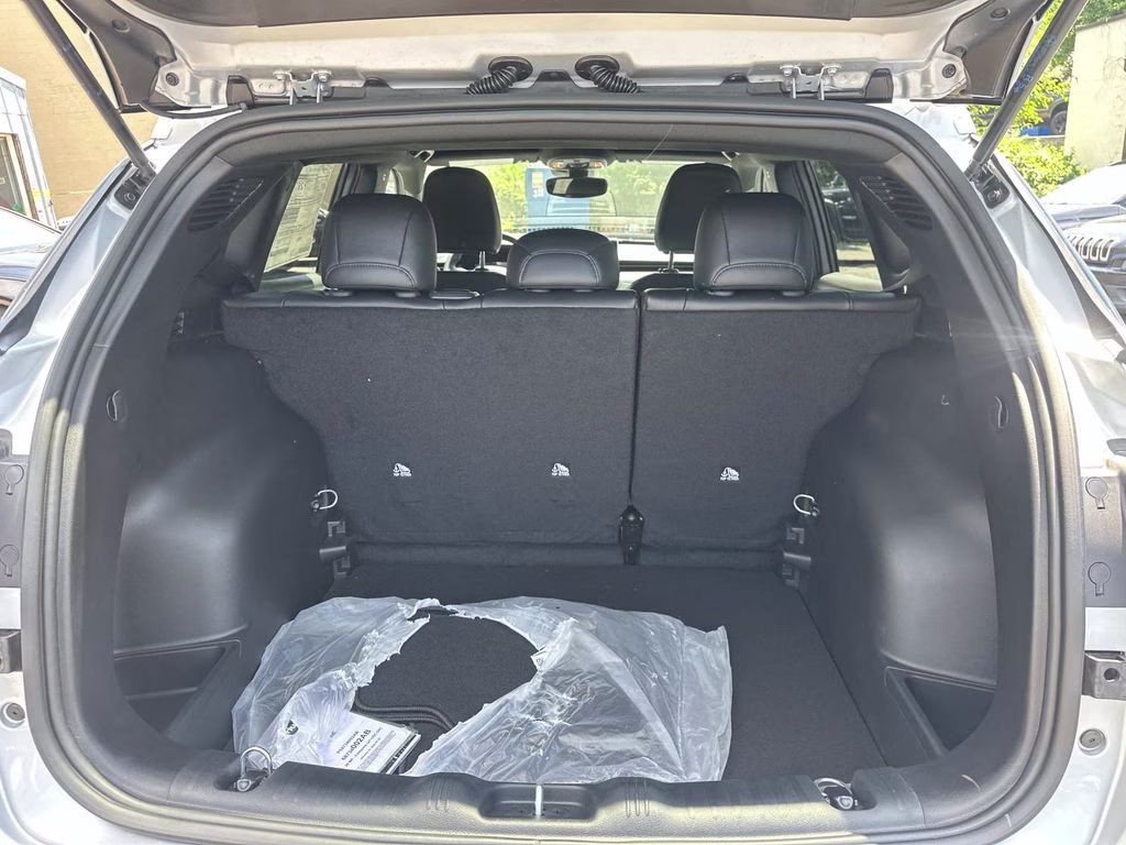 2026 Silver Zynith Metallic Clearcoat Jeep Compass Latitude 4X4 SUV